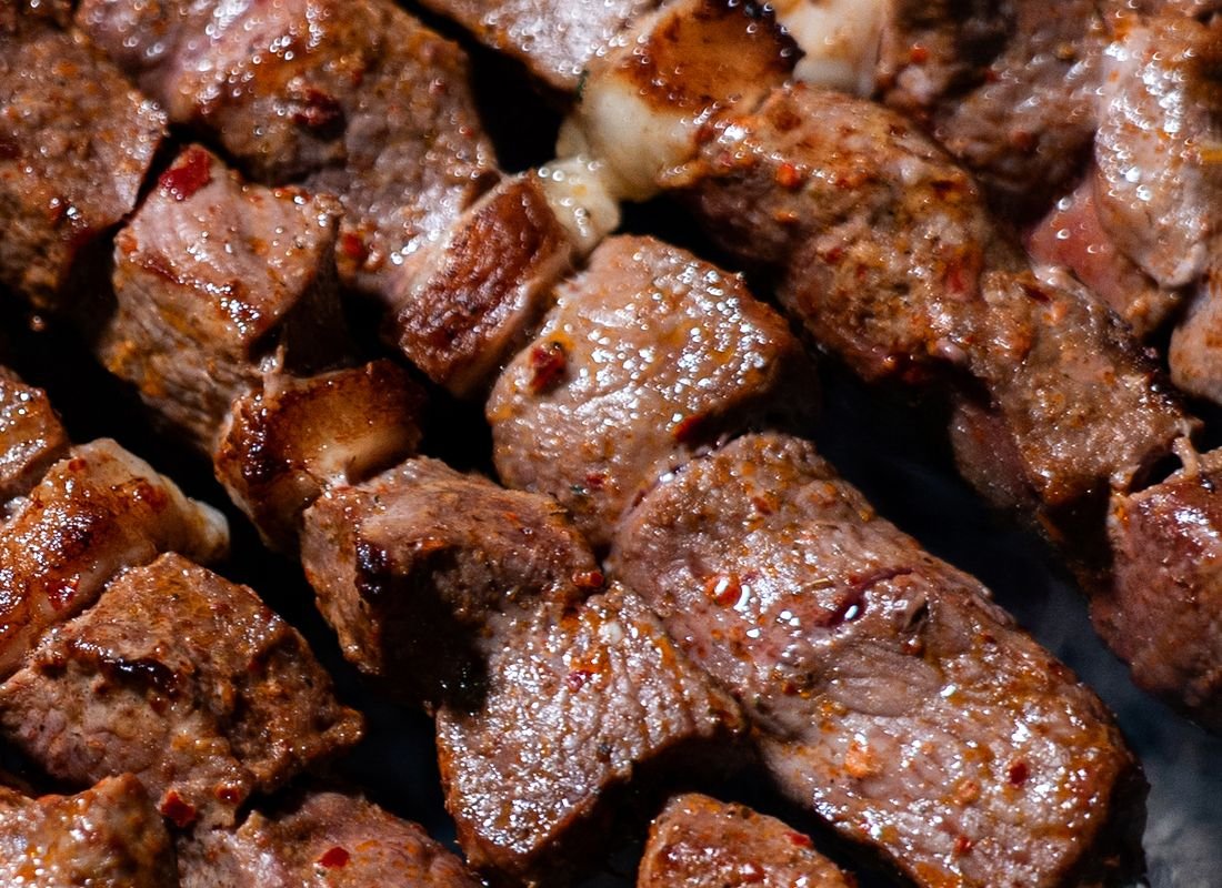 Espetinho de carne bovina grelhado