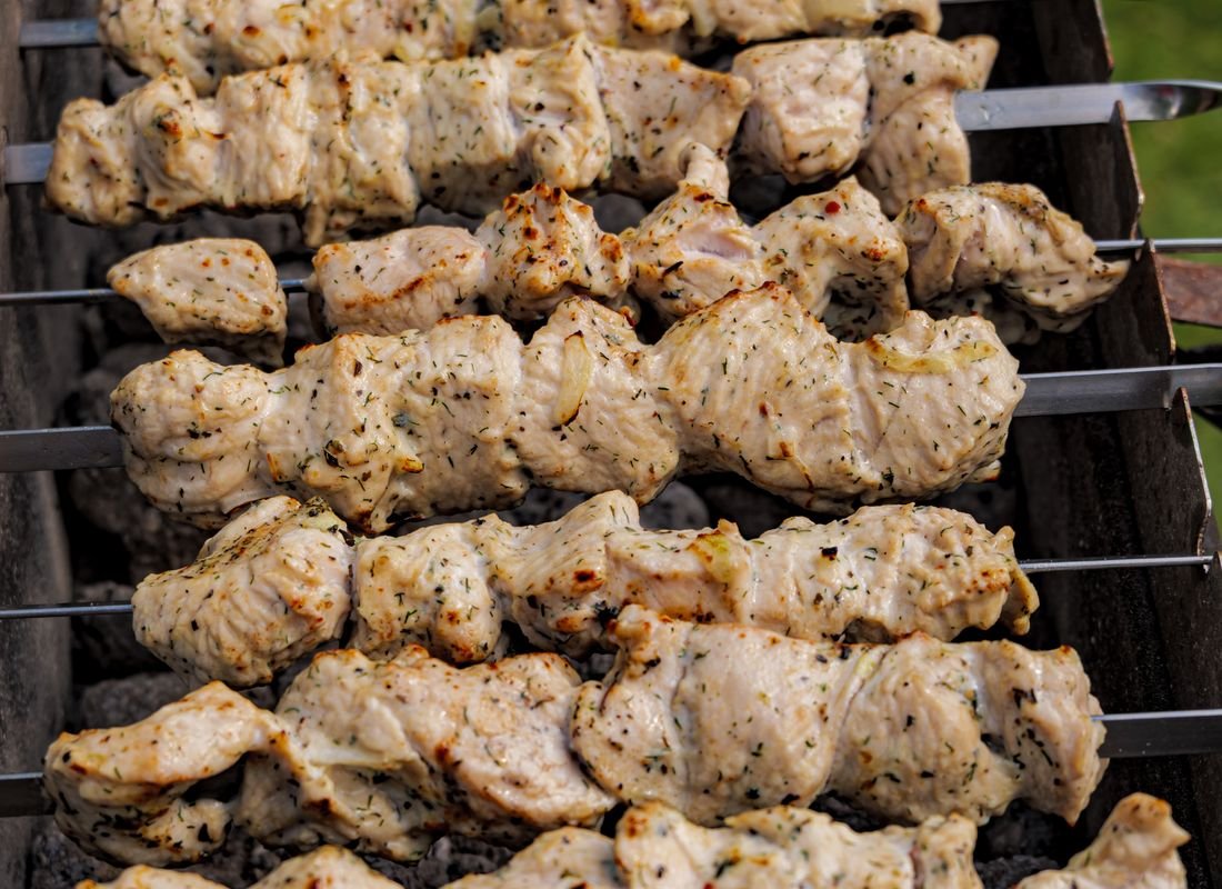 Espetinhos de frango temperados